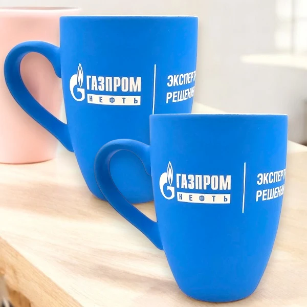 Лазерная гравировка по окружности на кружках с покрытием софт-тач